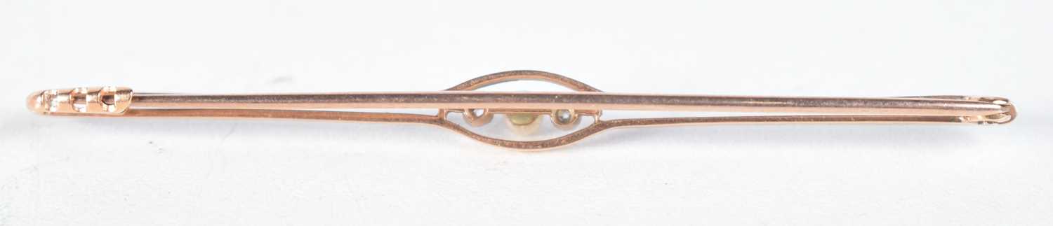 AN EDWARDIAN 15CT GOLD DIAMOND AND PEARL PIN. 3.3 grams. 7 cm wide. - Image 2 of 3