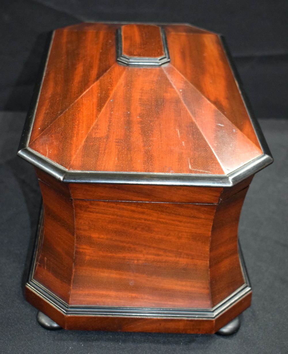 A lovely Victorian flame mahogany caddy 23 x 40 x 21cm - Image 9 of 10