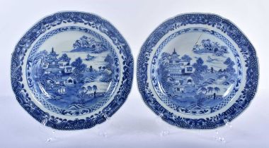 A PAIR OF 18TH CENTURY CHINESE EXPORT BLUE AND WHITE PORCELAIN DISHES Qianlong. 22 cm wide.