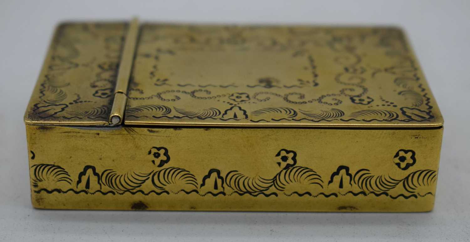 AN ANTIQUE BRASS SNUFF BOX. 73 grams. 8 cm x 5 cm. - Image 4 of 4