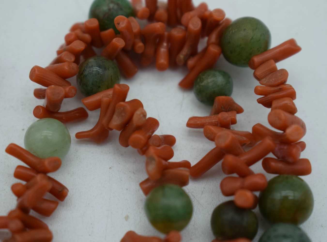 A CORAL AND JADE NECKLACE. 59 grams. 68 cm long. - Image 3 of 3