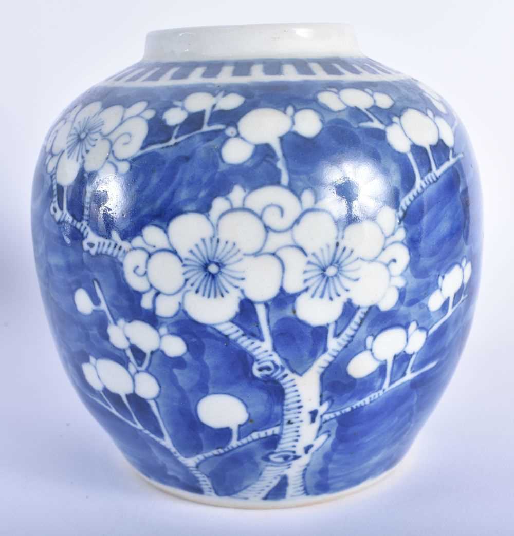 A 17TH CENTURY CHINESE BLUE AND WHITE PORCELAIN PLATE Kangxi, together with a Qing blue and white - Image 4 of 7