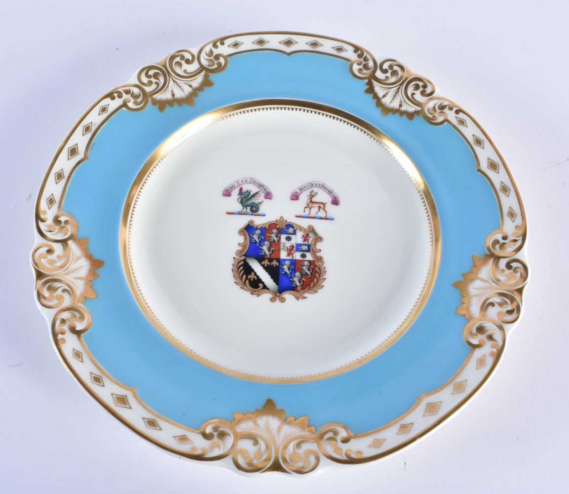 FOUR EARLY 19TH CENTURY CHAMBERLAINS WORCESTER ARMORIAL PLATES in various forms and sizes. Largest - Image 4 of 9