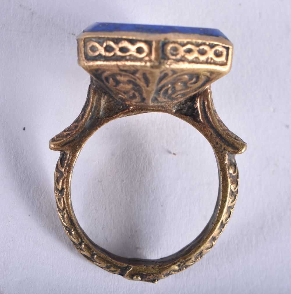 AN 18TH/19TH CENTURY ISLAMIC GOLD GILDED OTTOMAN LAPIS LAZULI SEAL RING. S. 9 grams. - Image 3 of 5