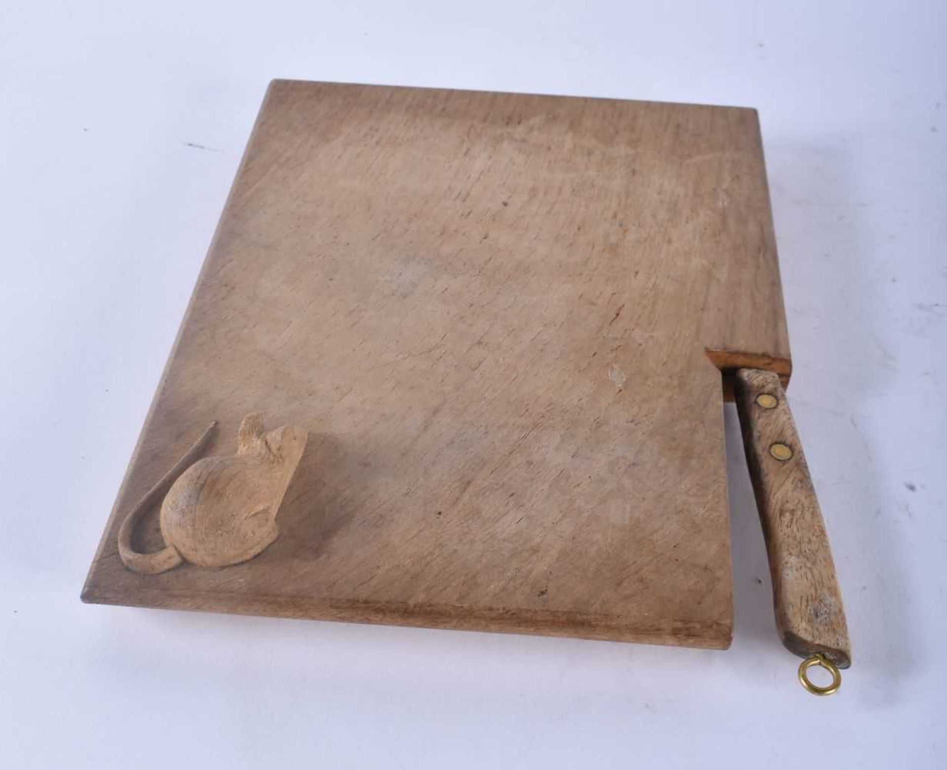 A VINTAGE CARVED WOOD MOUSE CHOPPING BOARD with original knife. 23 cm x 18cm. - Image 4 of 4