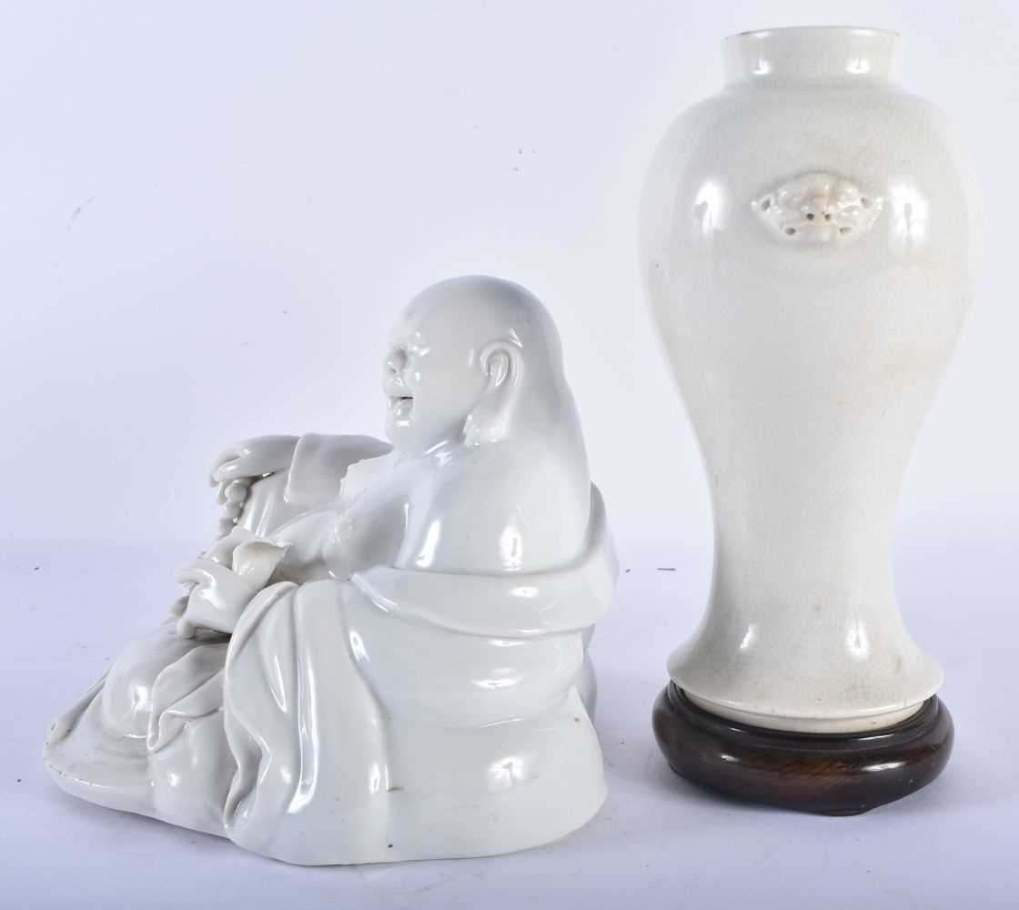 A 19TH CENTURY CHINESE BLANC DE CHINE PORCELAIN VASE Qing, together with a similar figure of a - Image 3 of 6