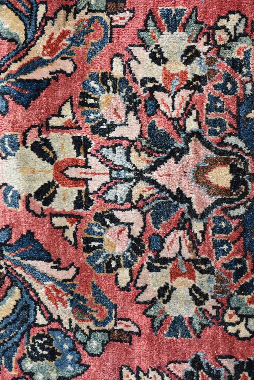 A Persian Sarouk rug 367 x 267 cm - Image 8 of 18