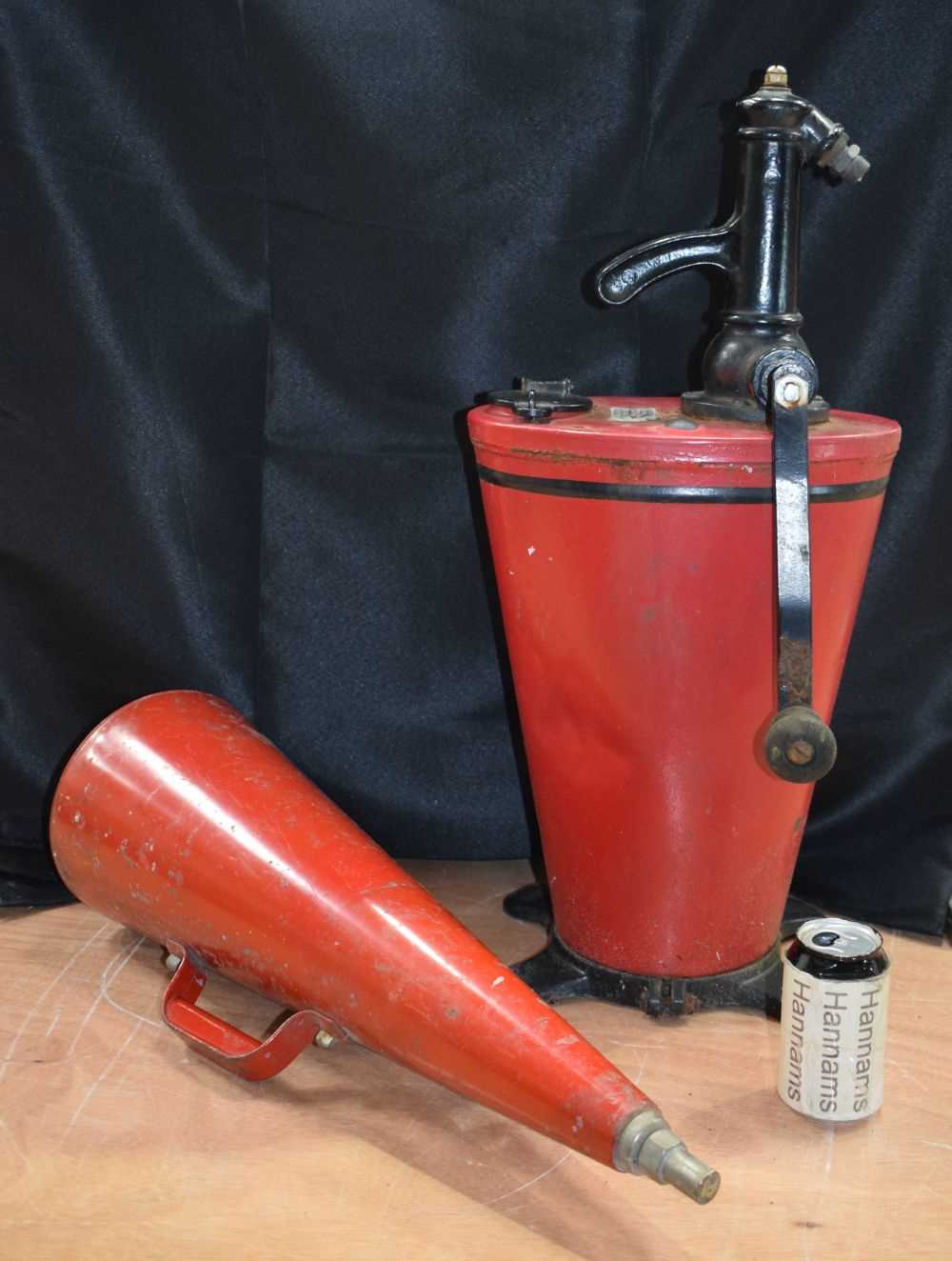 A Vintage Oil pump together with a vintage cone shaped fire extinguisher 66 cm. (2) - Image 2 of 12