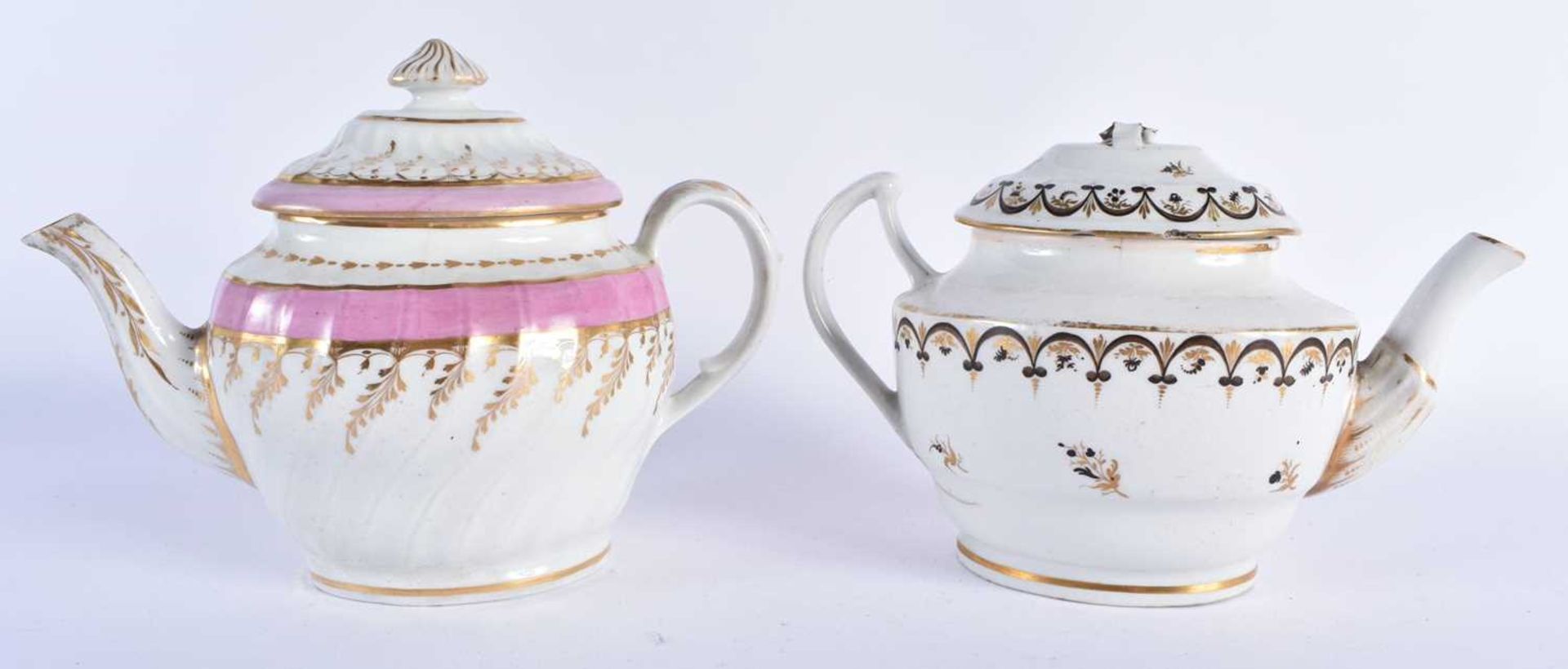 A GROUP OF LATE 18TH/19TH CENTURY CHAMBERLAINS WORCESTER TEAPOTS together with similar porcelain. - Image 6 of 11