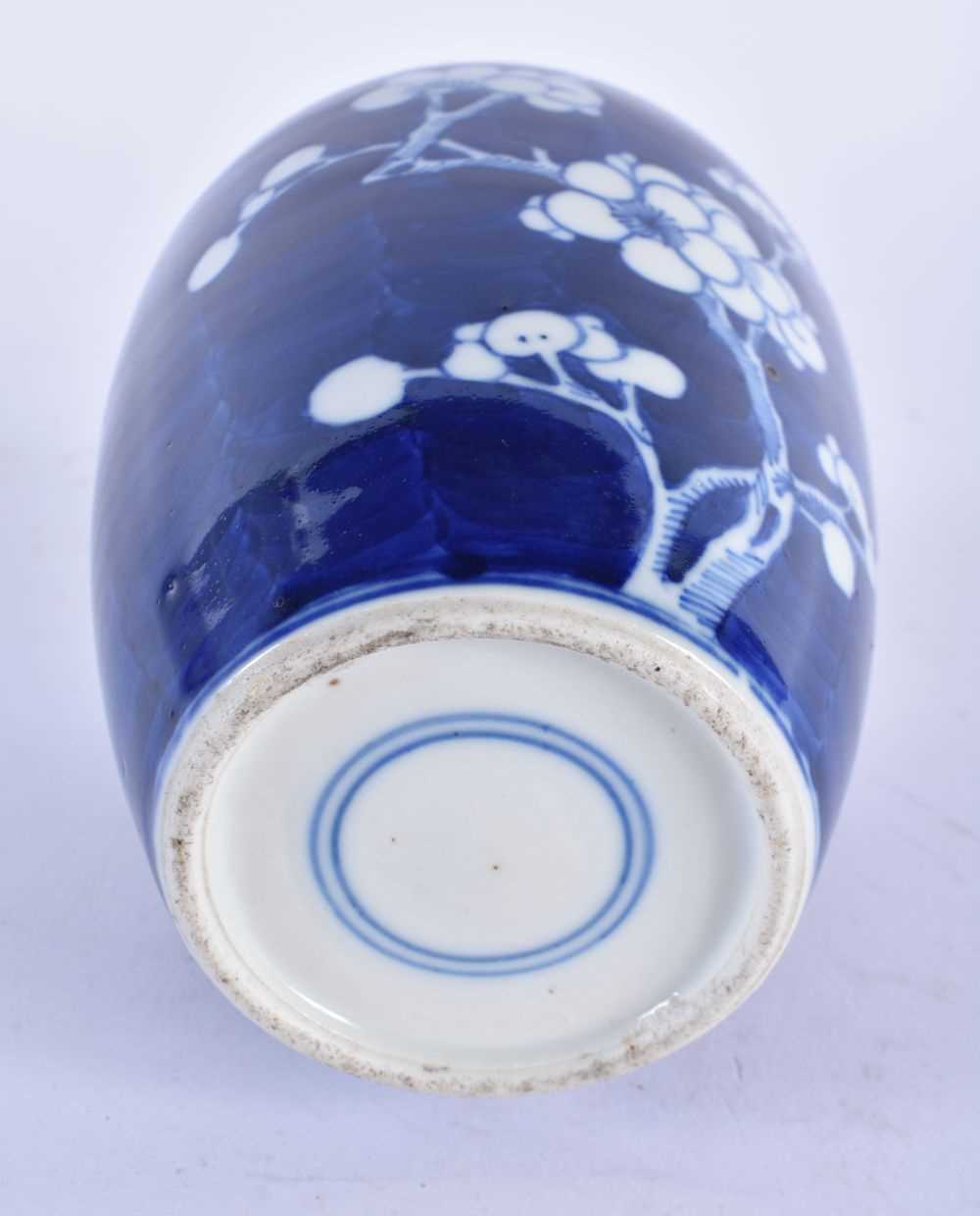 A 19TH CENTURY CHINESE BLUE AND WHITE PORCELAIN VASE Qing. 14 cm x 8 cm. - Image 4 of 4