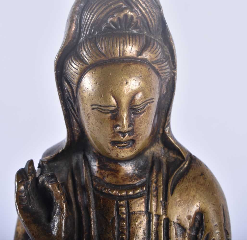 AN 18TH/19TH CENTURY CHINESE BRONZE FIGURE OF A SEATED IMMORTAL Qianlong/Jiaqing, modelled holding a - Image 2 of 11