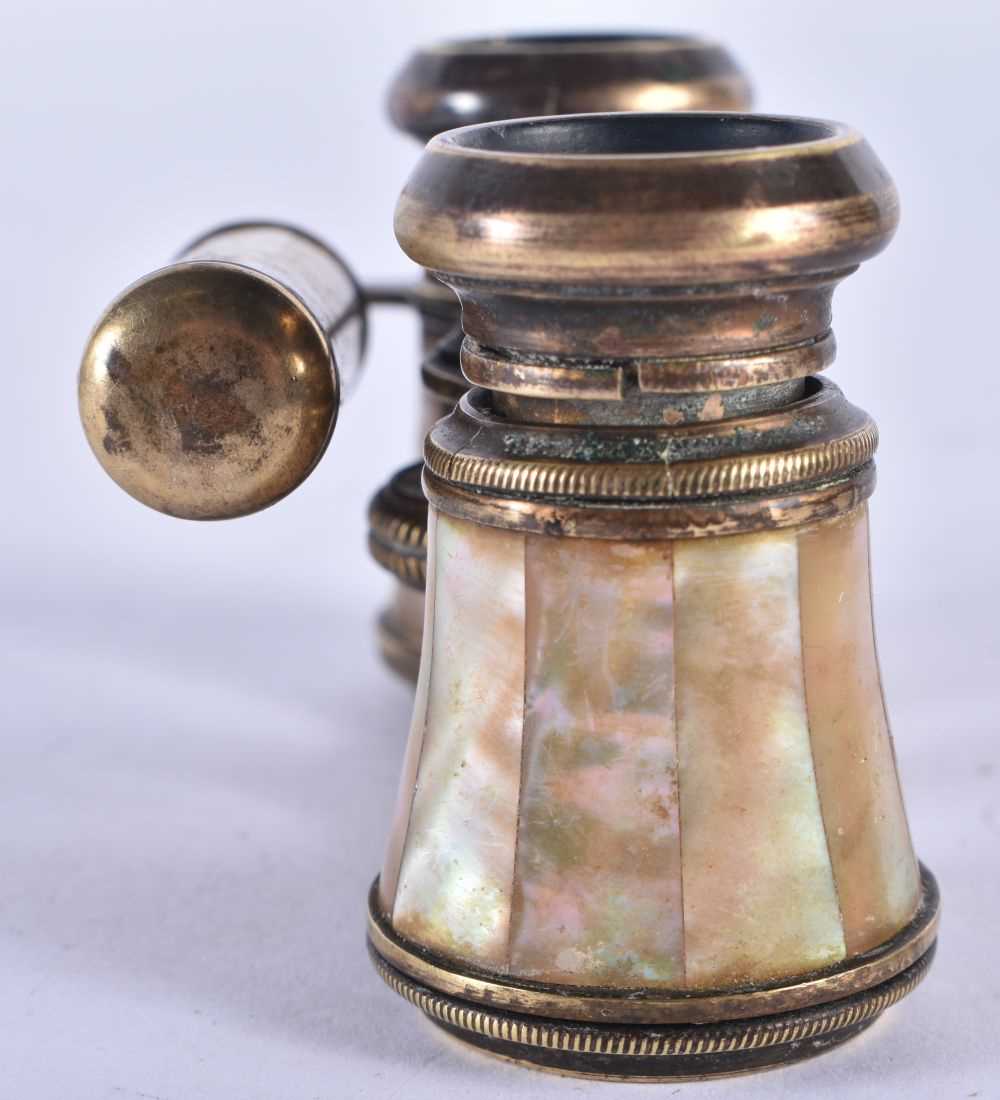 A PAIR OF MOTHER OF PEARL OPERA GLASSES. 18cm x 7 cm. - Image 2 of 5
