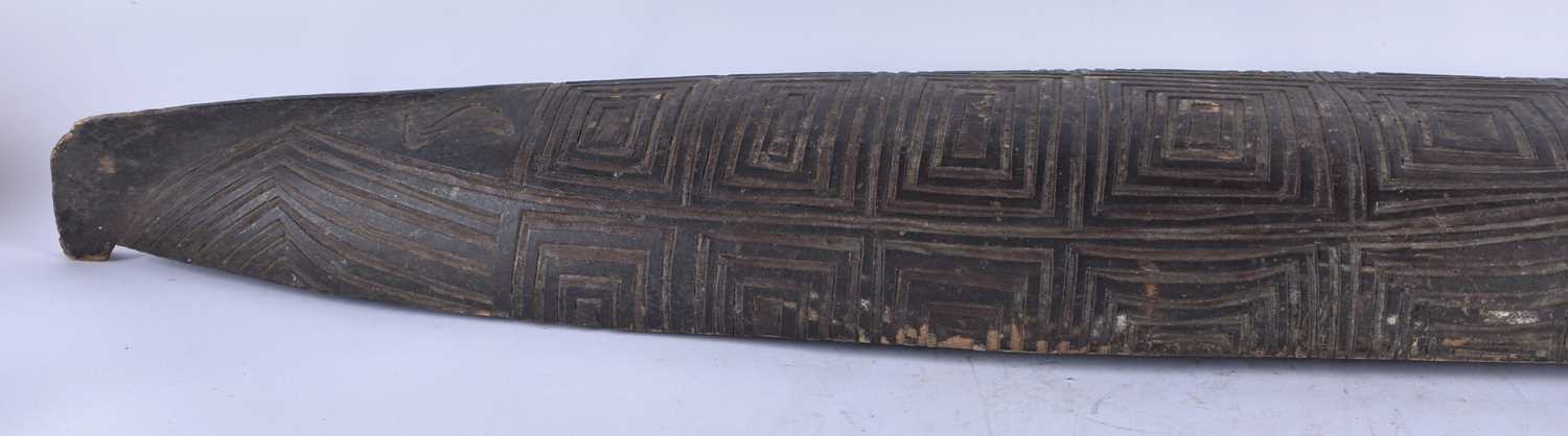 A VERY LARGE EARLY 20TH CENTURY TRIBAL AFRICAN POLYNESIAN CARVED WOOD CANOE. 106 cm x 18cm. - Image 5 of 6