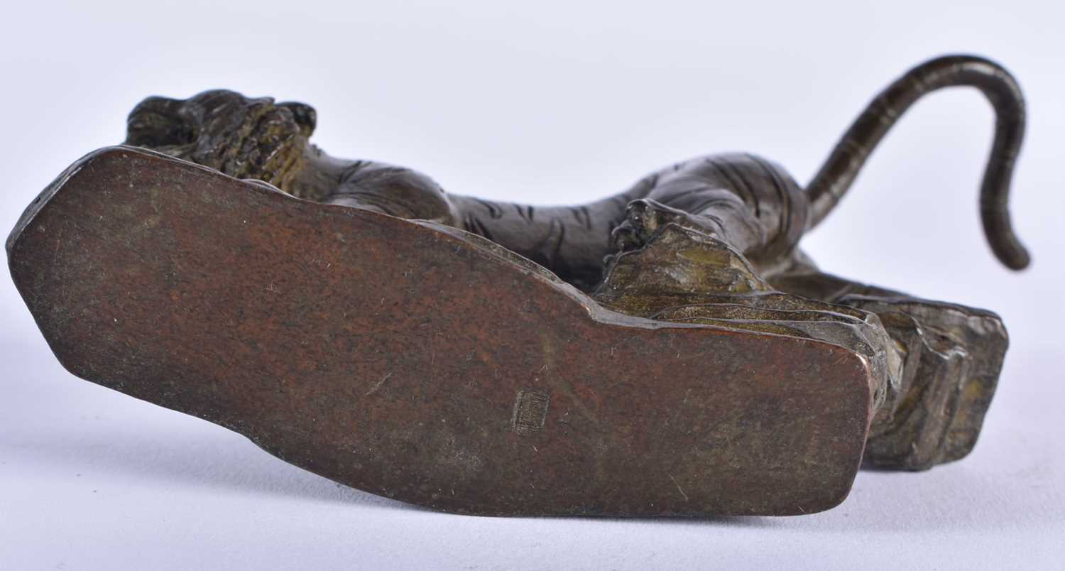 A JAPANESE BRONZE TIGER OKIMONO. 12 cm long. - Image 5 of 6