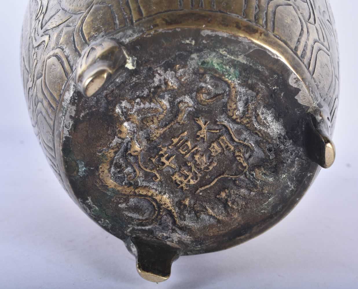 A 19TH CENTURY CHINESE BRONZE ENGRAVED DRAGON VASE bearing Xuande marks to base, together with a - Image 8 of 8