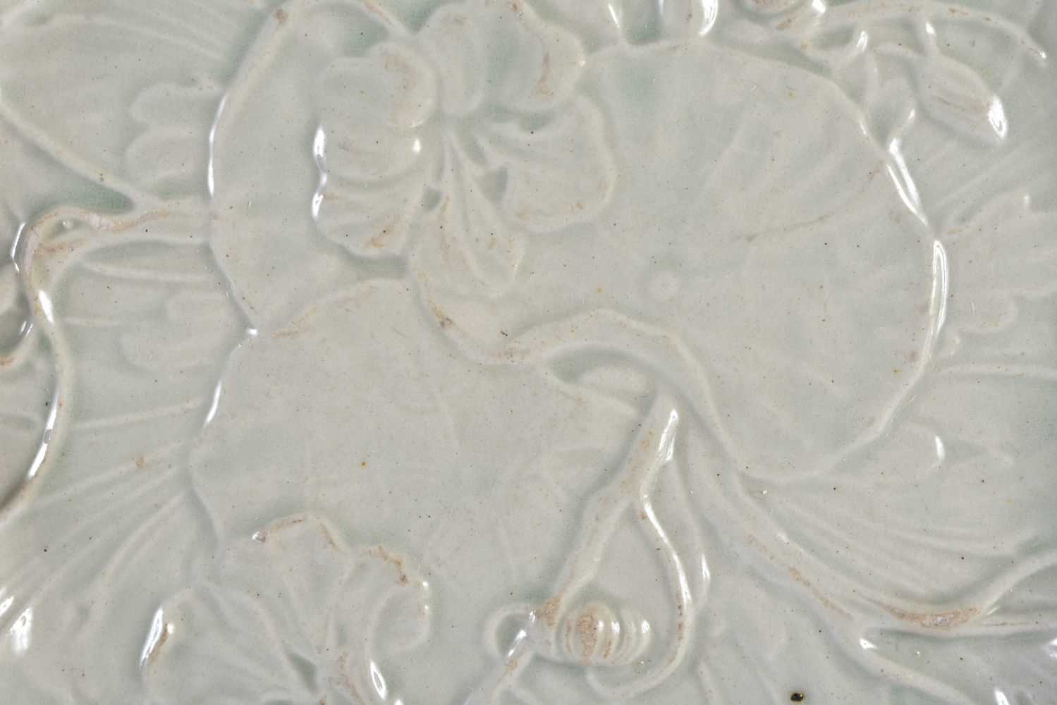A RARE 19TH CENTURY SPARKS WORCESTER LEAF MOULDED CELADON PLATE of scrolling organic form. 22 cm - Image 2 of 4