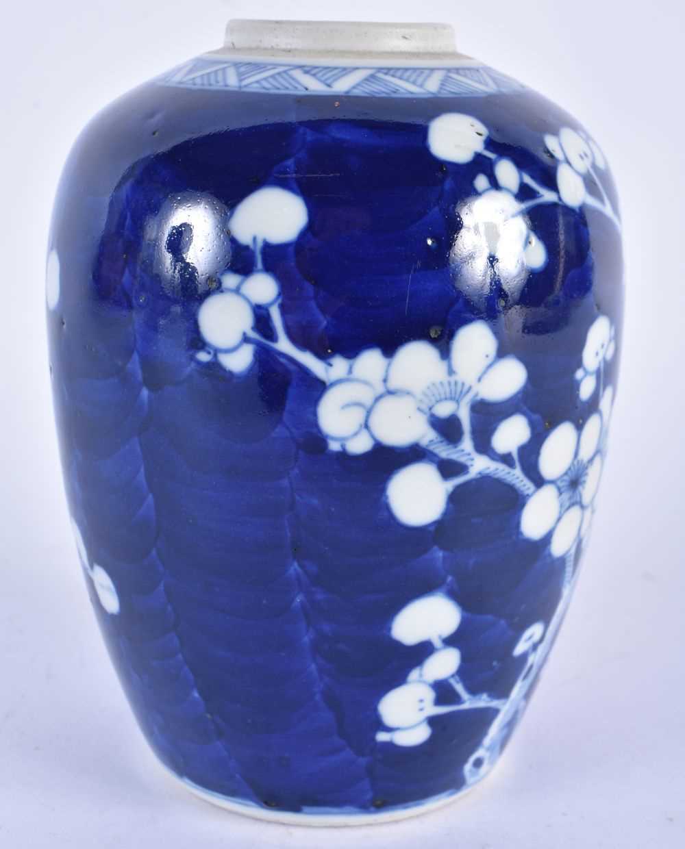 A 19TH CENTURY CHINESE BLUE AND WHITE PORCELAIN VASE Qing. 14 cm x 8 cm. - Image 2 of 4