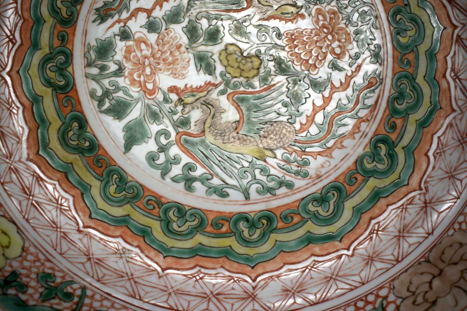 A LARGE 19TH CENTURY CHINESE FAMILLE VERTE PORCELAIN CIRCULAR DISH bearing Kangxi marks to base, - Image 10 of 15