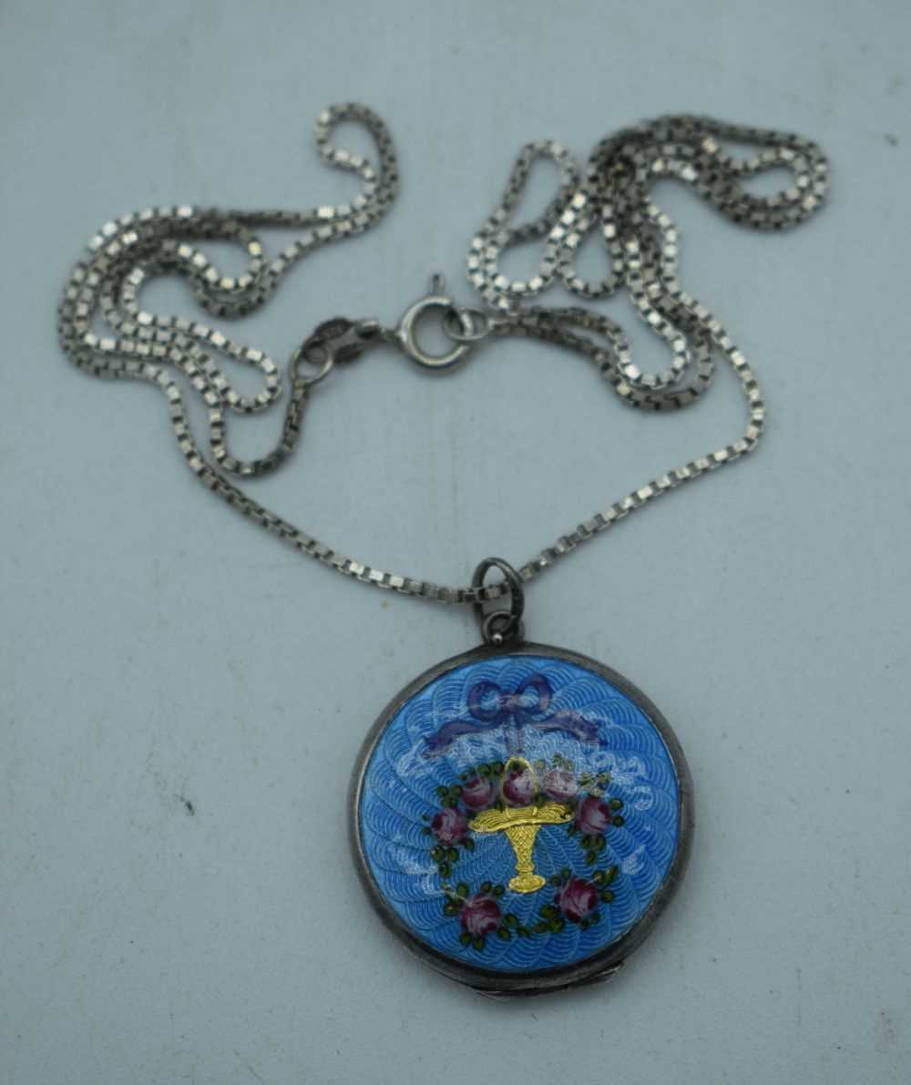 A SILVER AND ENAMEL NECKLACE. 9 grams. Chain 52 cm long, pendant 2.5 cm wide.