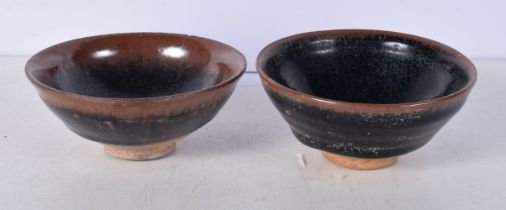 A pair of small Chinese porcelain Haresfoot bowls 4.5 x 10 cm (2)