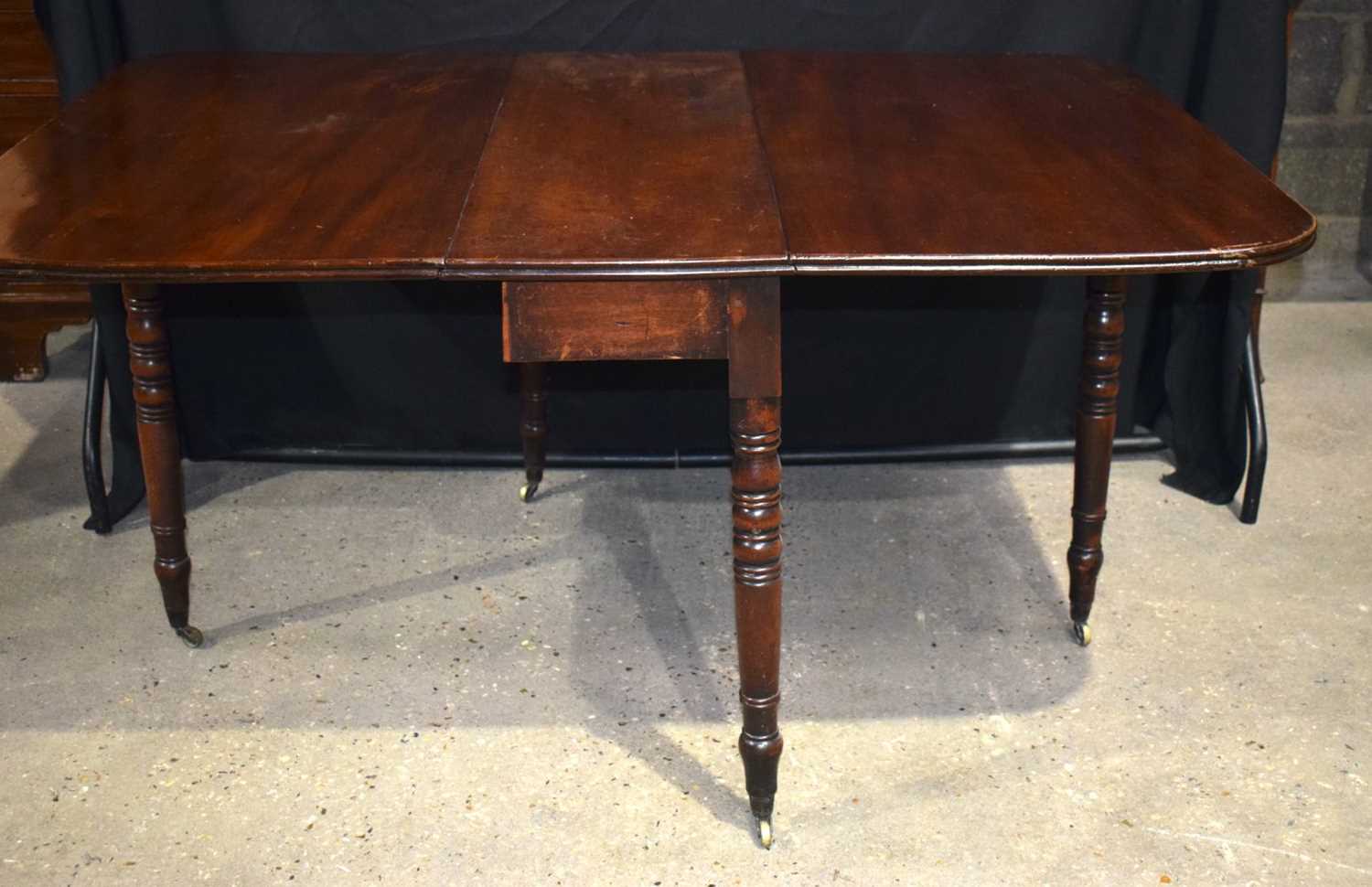 An antique mahogany drop leaf dining table 71 x 145 x 104 cm. - Image 2 of 10