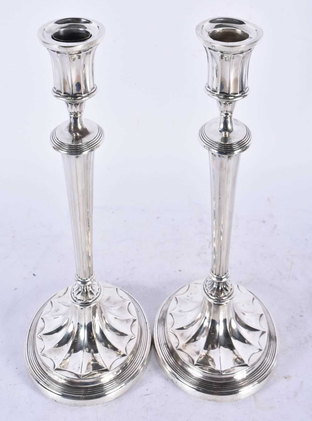 A PAIR OF EDWARDIAN SILVER CANDLESTICKS. Birmingham 1904. 1217 grams overall. 24.5 cm high. - Image 2 of 4