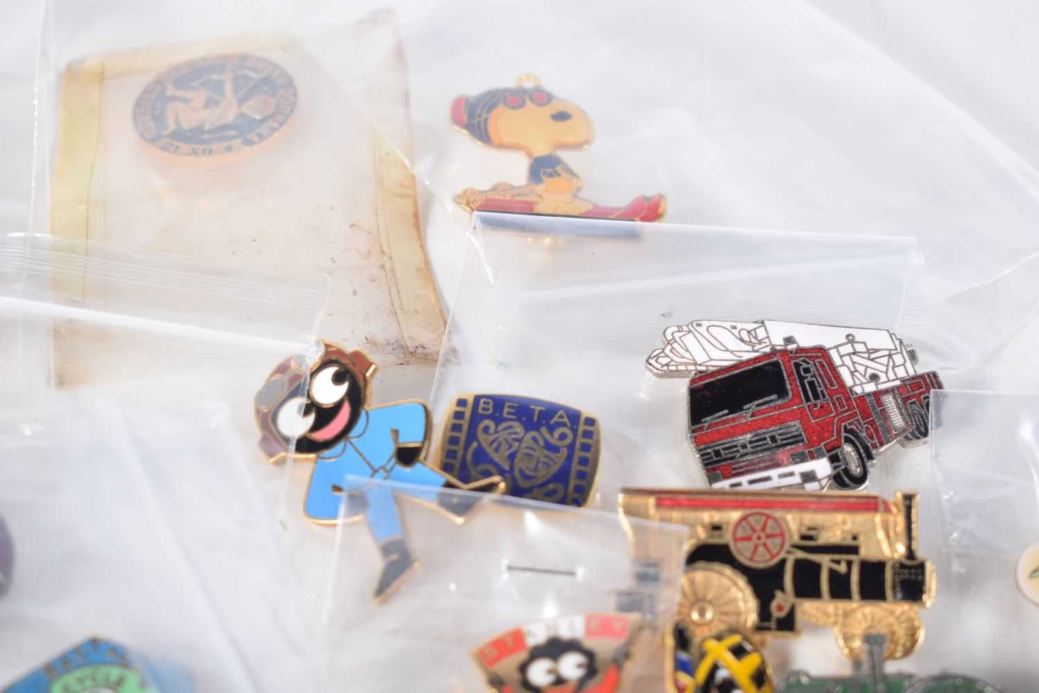 A Collection of Lapel Badges (qty) - Image 3 of 5