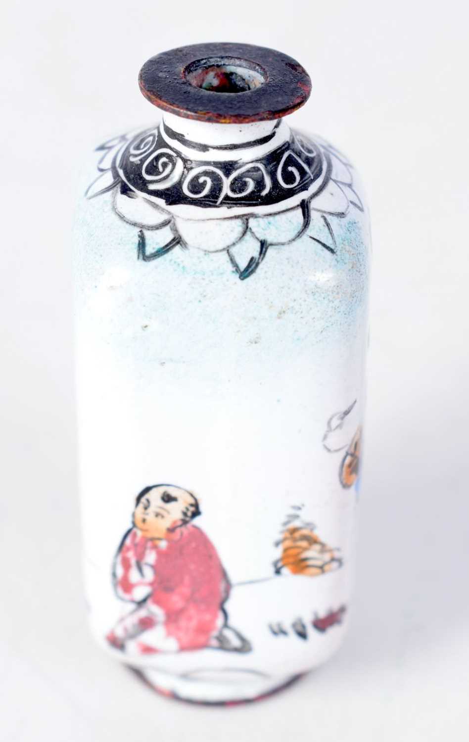 A Chinese Republican Period Canton Enamel Snuff Bottle, 5.6 cm x 2.4cm