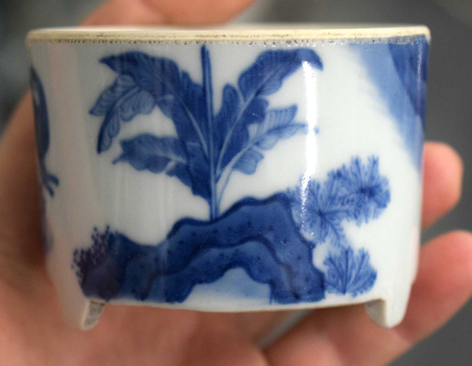 A CHINESE QING DYNASTY BLUE AND WHITE PORCELAIN CENSER painted with figures in landscapes. 8.5 cm - Image 10 of 11