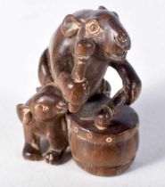 A Carved Hardwood Netsuke of a Rat Banging a Drum. 4.5 cm x 3.3 cm x 2.8 cm, weight 22.6g
