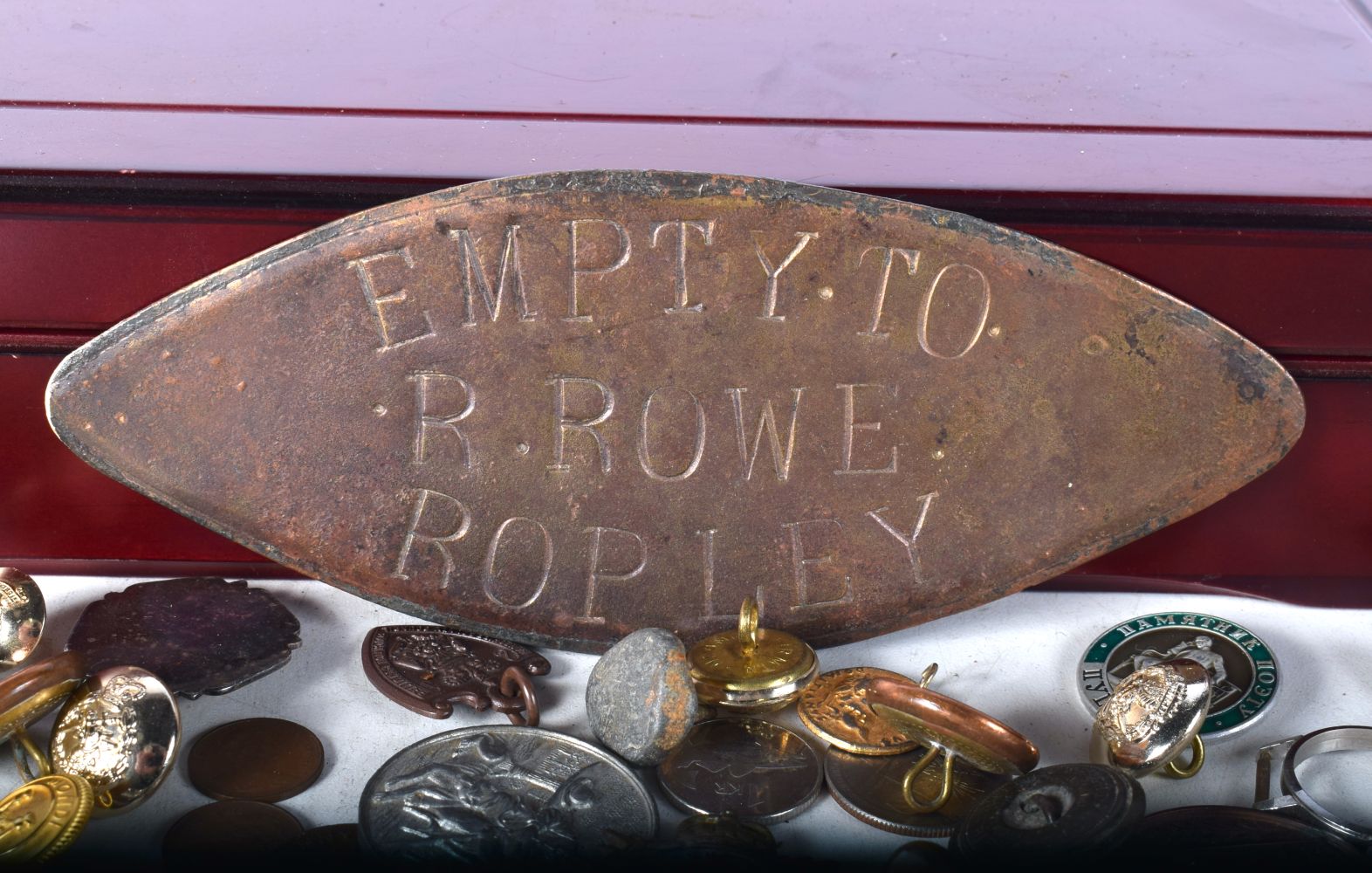 A miscellaneous collection of Military badges,Medallions, plaques,coins etc (Qty). - Image 7 of 10