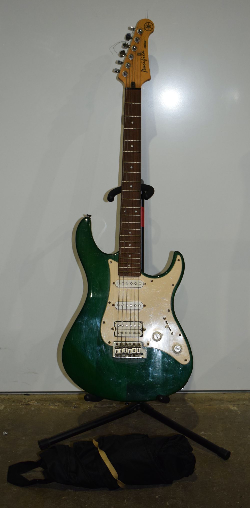 A Yamaha Pacifica electric guitar 99cm