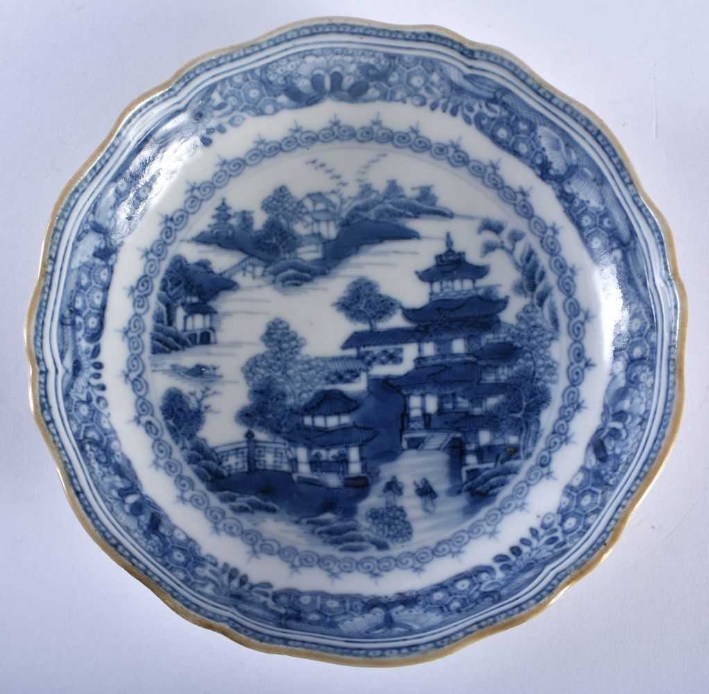 AN EARLY 18TH CENTURY CHINESE BLUE AND WHITE PORCELAIN MUG Qianlong, together with two similar - Image 4 of 9