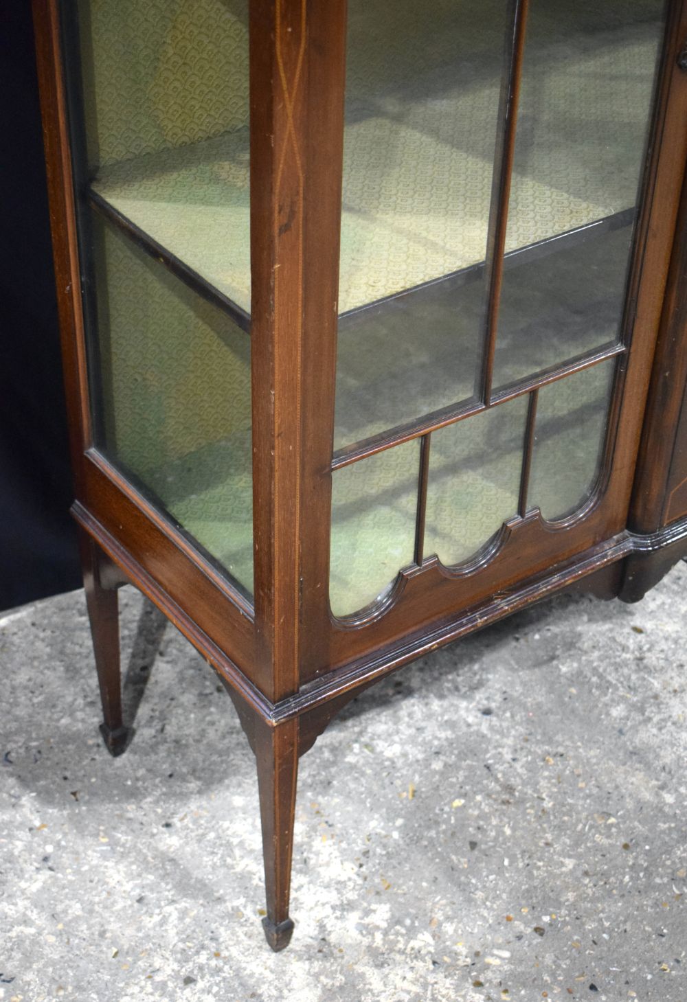 An Edwardian inlaid 2 door glazed display cabinet 151.5 x 121 x 41 cm. - Image 3 of 18