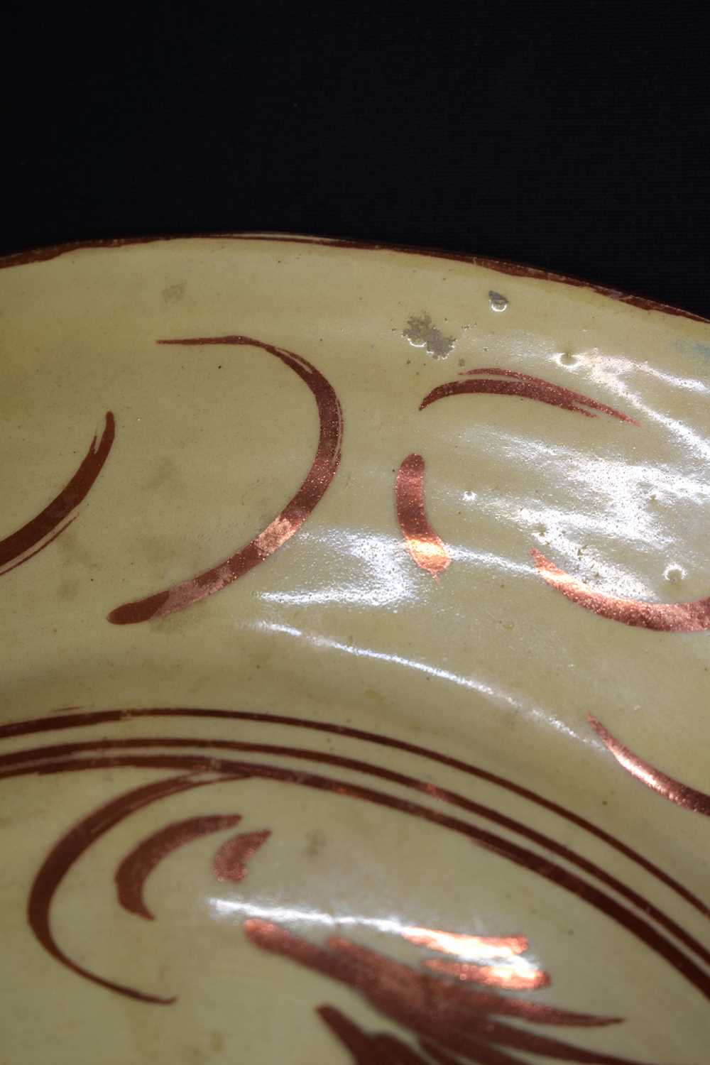 A LARGE EARLY SPANISH HISPANO MORESQUE POTTERY DISH painted with leaves and motifs. 35 cm diameter. - Image 8 of 17