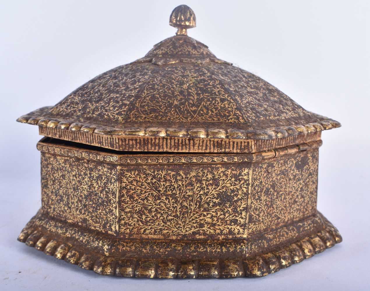 AN 18TH CENTURY ISLAMIC OTTOMAN INDIAN GOLD INLAID IRON BOX of octagonal form, decorated all over - Image 3 of 5