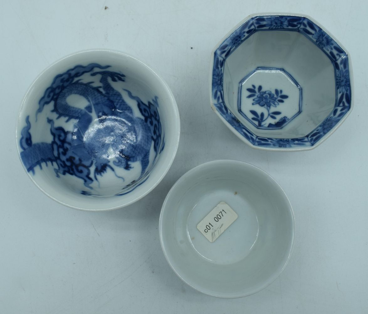 A small Chinese porcelain blue and white dragon bowl with two small bowls 6 x 9 cm. (3) - Image 5 of 6