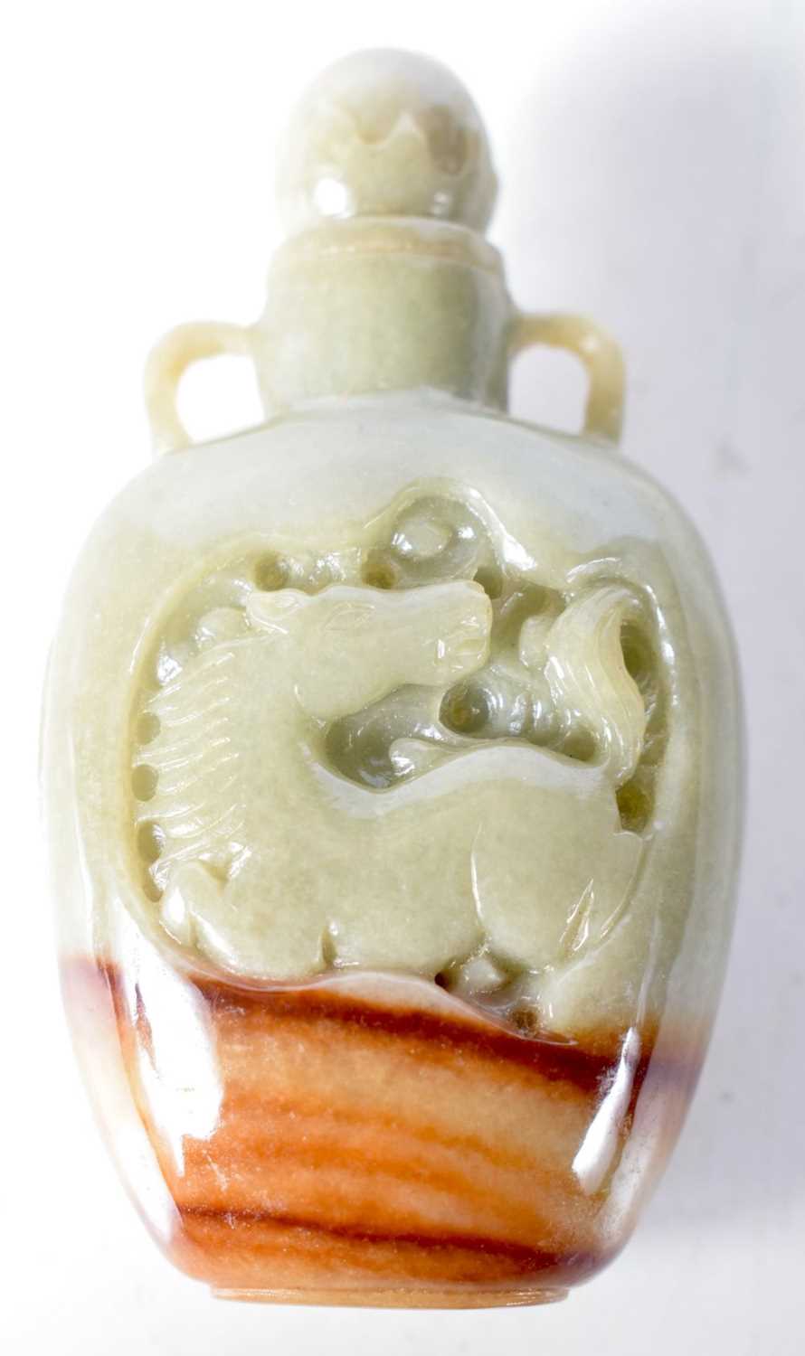 A Two Tone Carved Jade Snuff Bottle. 7.8 cm x 4.2 cm x 2.6 cm - Image 2 of 3