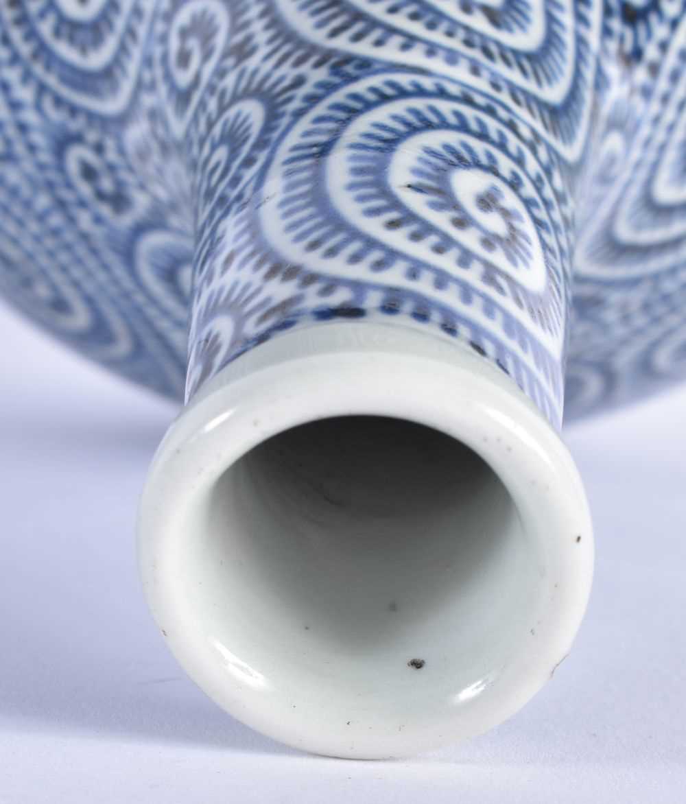AN 18TH/19TH CENTURY JAPANESE EDO PERIOD BLUE AND WHITE BULBOUS PORCELAIN VASE painted with foliage. - Image 3 of 4