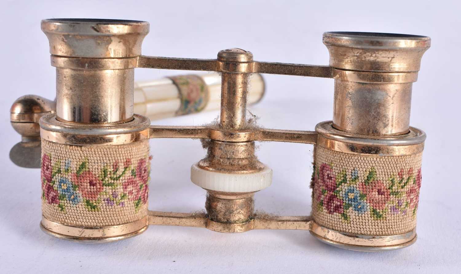 AN UNUSUAL PAIR OF MOTHER OF PEARL OPERA GLASSES. 13.25cm x 8.75 cm extended. - Image 3 of 3