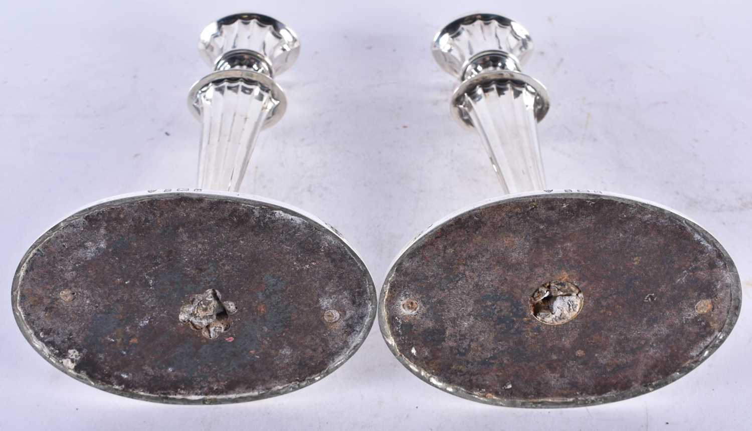 A PAIR OF EDWARDIAN SILVER CANDLESTICKS. Birmingham 1904. 1217 grams overall. 24.5 cm high. - Image 3 of 4