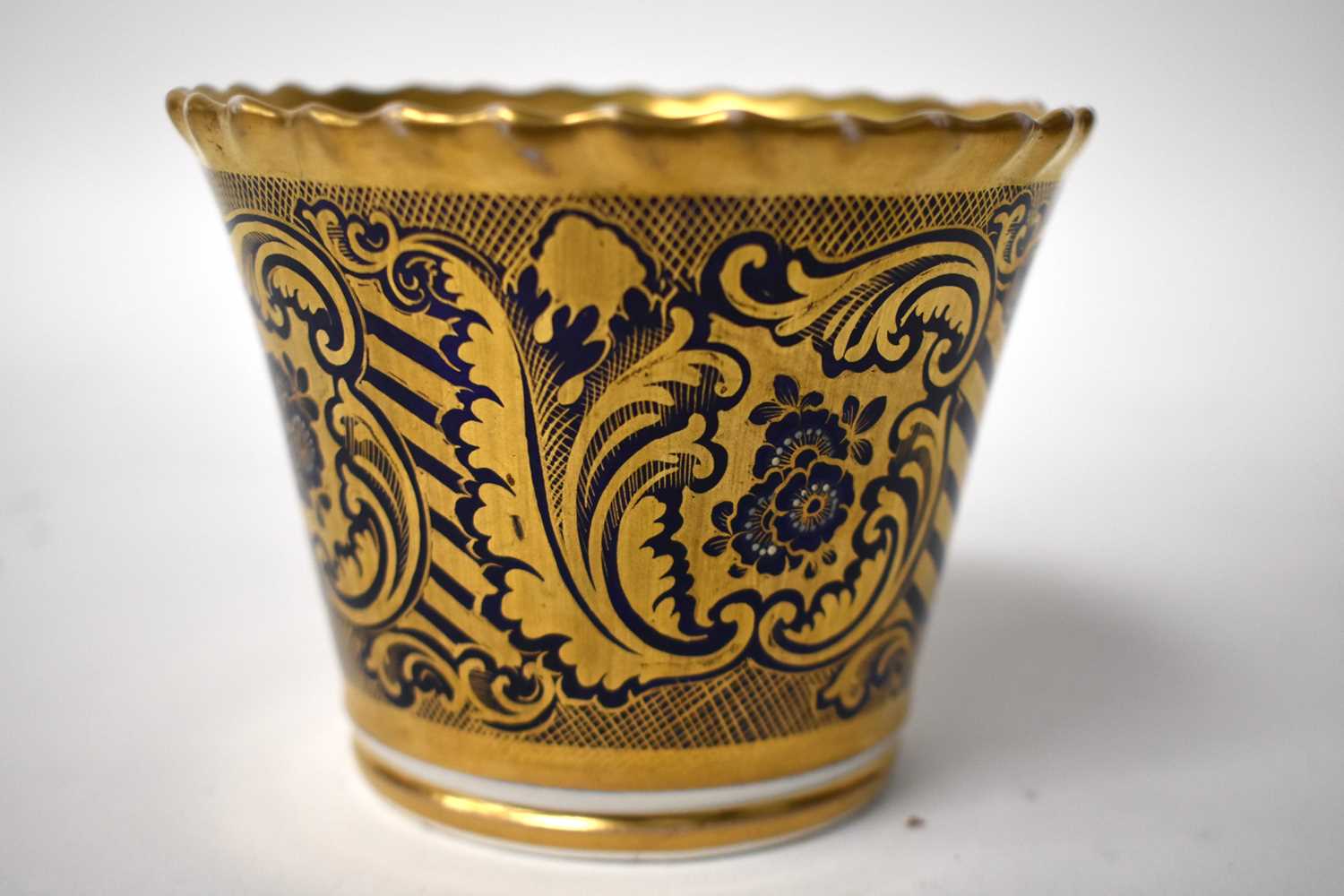 FOUR EARLY 19TH CENTURY LARGE CHAMBERLAINS WORCESTER COFFEE CUPS of varying designs. Largest 8 cm - Image 21 of 24