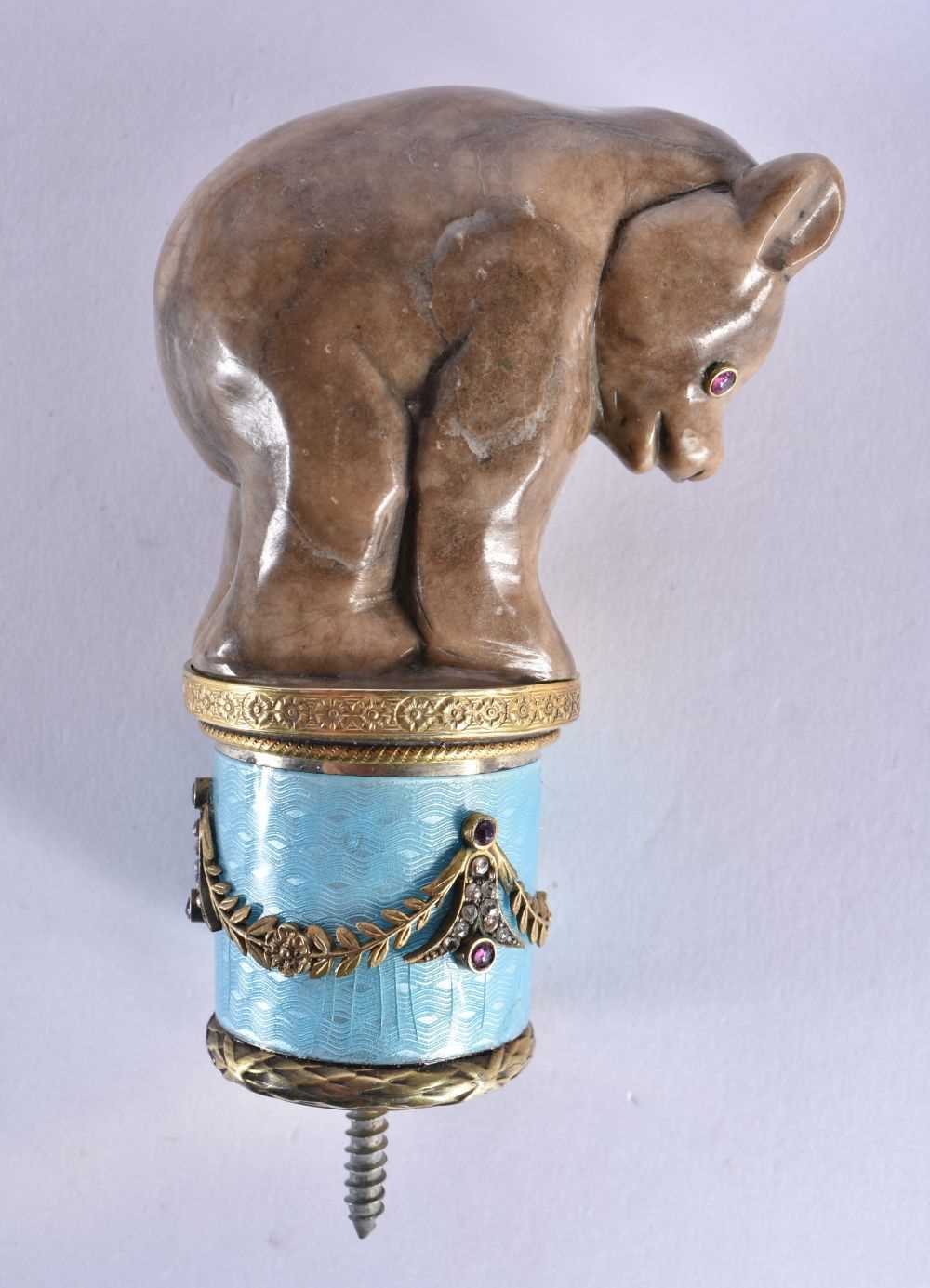 A CONTINENTAL SILVER GILT ENAMEL RUBY AND HARDSTONE BEAR WALKING CANE HANDLE. 205 grams. 9 cm x 6 - Image 2 of 5