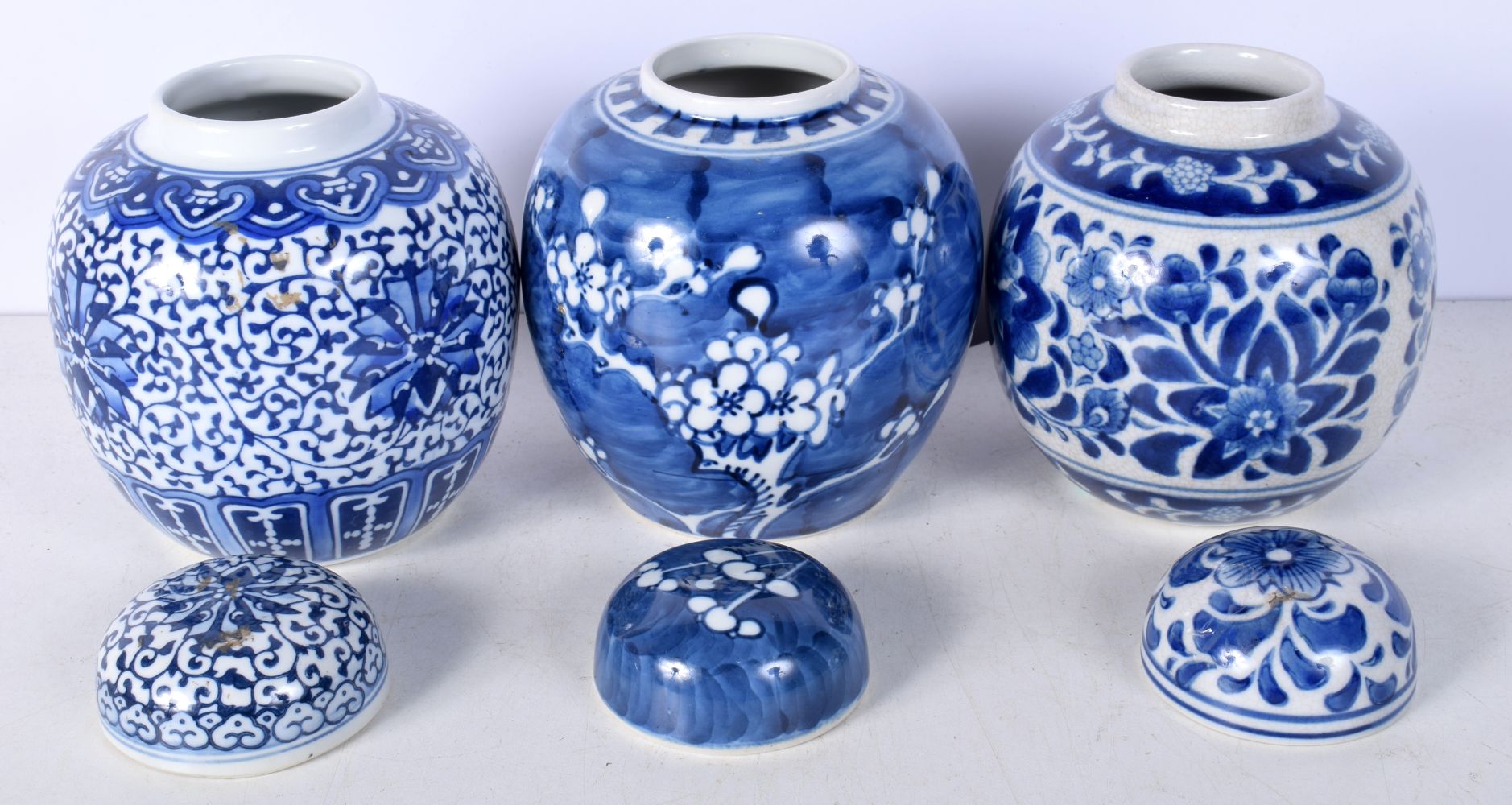 A collection of Chinese blue and white Ginger jars with covers 16 cm (3). - Image 5 of 6