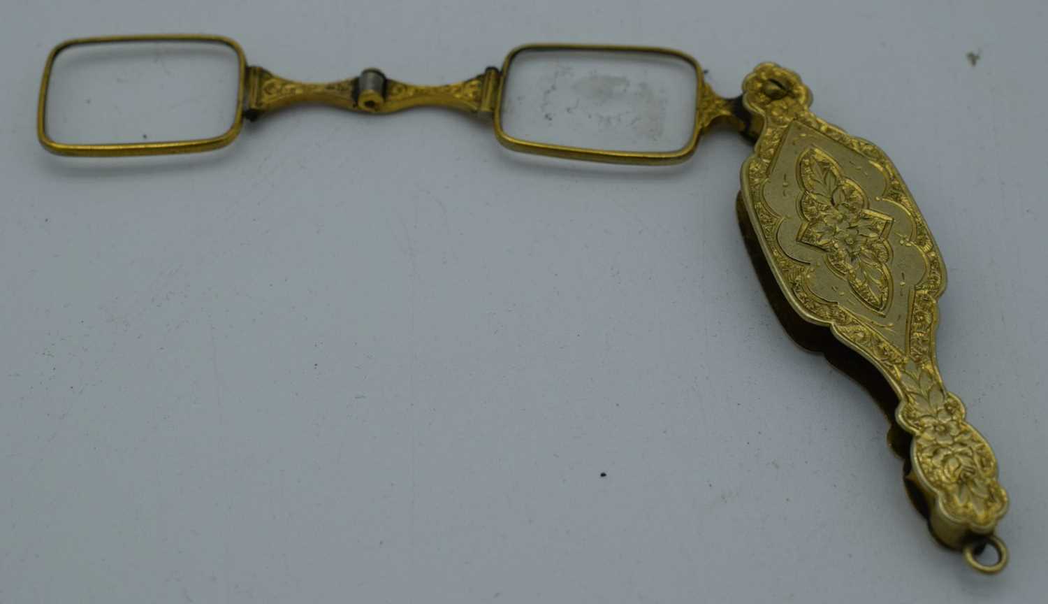 A FINE PAIR OF ANTIQUE YELLOW METAL LORGNETTES. 22 grams. 10 cm x 7.75 cm extended. - Image 2 of 3
