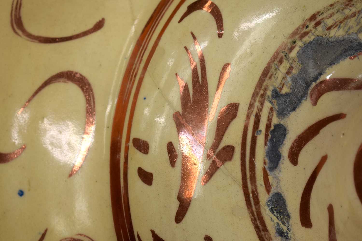 A LARGE EARLY SPANISH HISPANO MORESQUE POTTERY DISH painted with leaves and motifs. 35 cm diameter. - Image 7 of 17