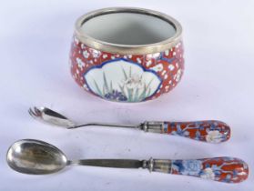 AN EARLY 20TH CENTURY JAPANESE MEIJI PERIOD IMARI SERVING BOWL with matching utensils. Largest 27 cm