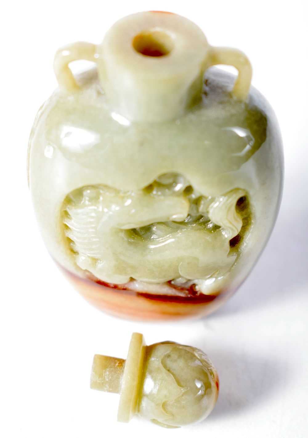 A Two Tone Carved Jade Snuff Bottle. 7.8 cm x 4.2 cm x 2.6 cm - Image 3 of 3