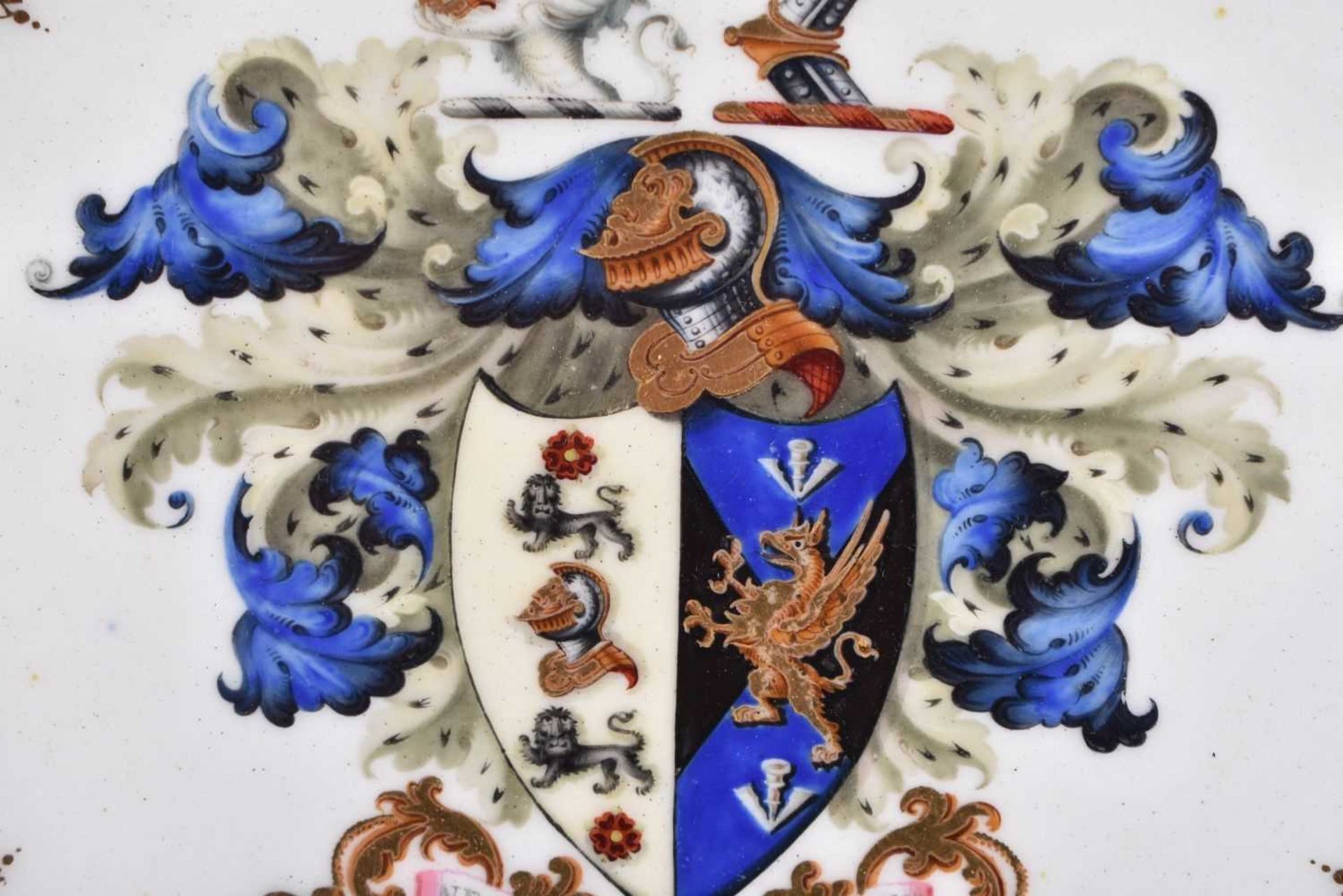 A FINE EARLY 19TH CENTURY CHAMBERLAINS WORCESTER ARMORIAL PLATE painted with a Knight and shield - Image 2 of 4