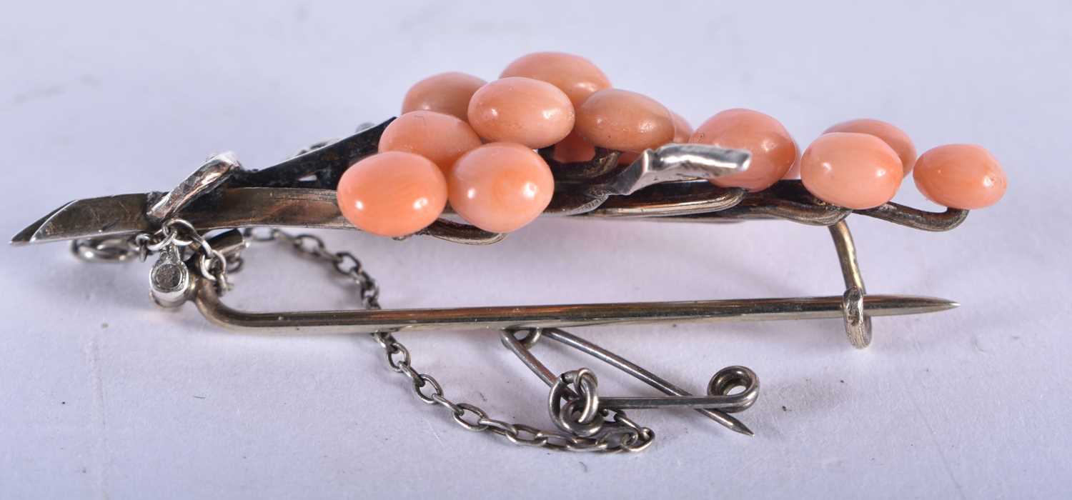 A Silver, Coral and Seed Pearl Brooch in the form of a Bunch of Grapes. 5.2 cm x 2.2 cm, weight 7g - Image 3 of 3